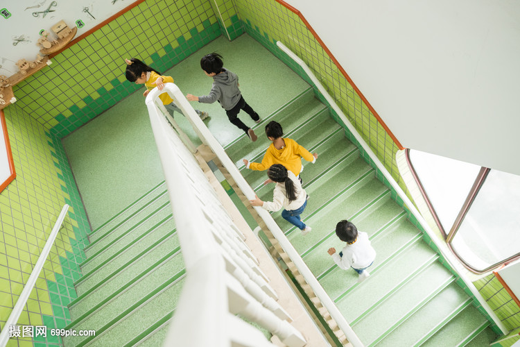 幼儿园儿童楼梯奔跑