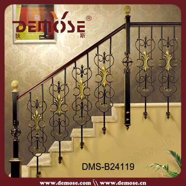 家用楼梯铁艺栏杆与实木扶手 融合实用与美学的居家设计